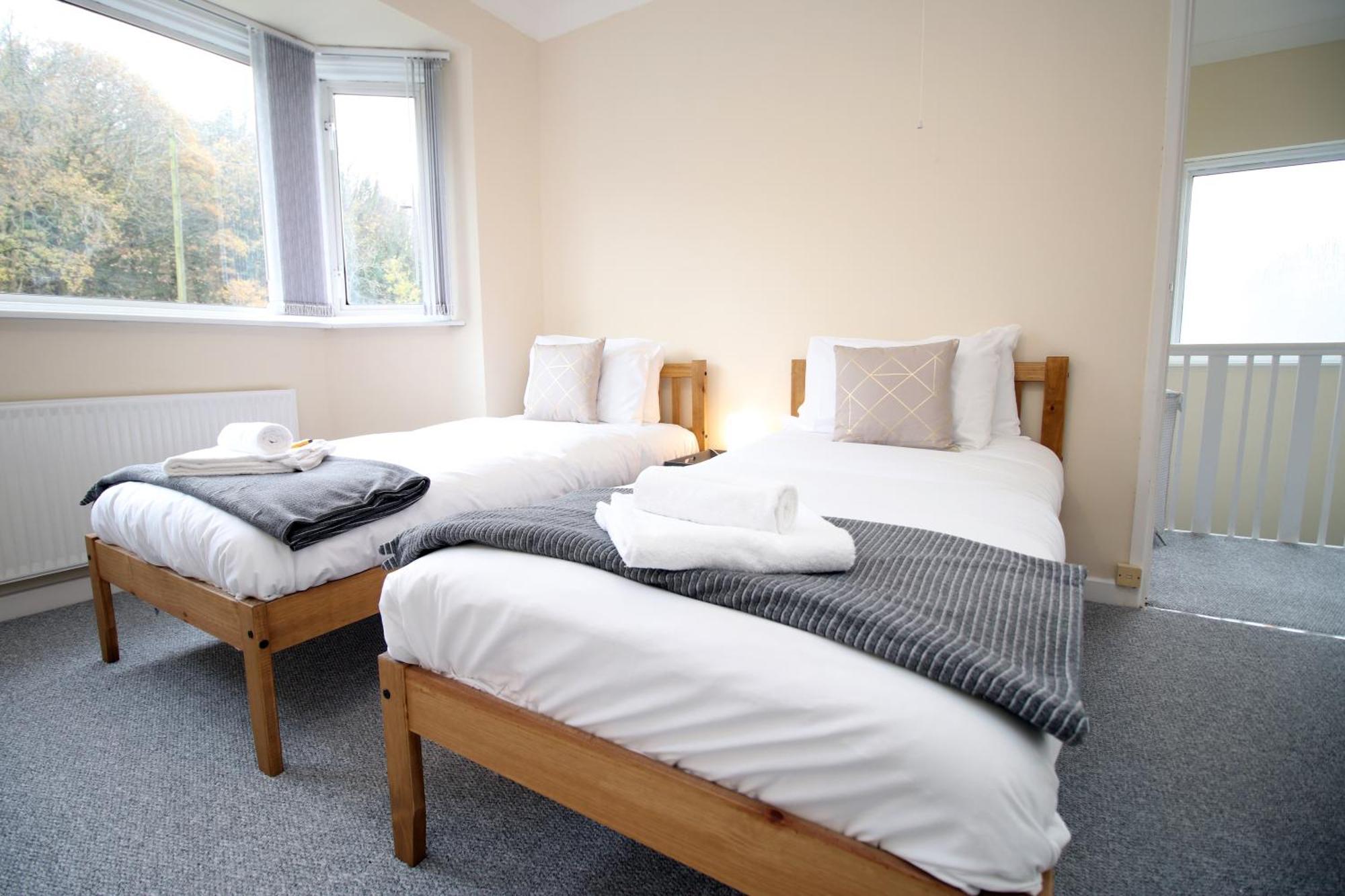 Parkview - Spacious 3 Bed - Parking - Wifi Apartment