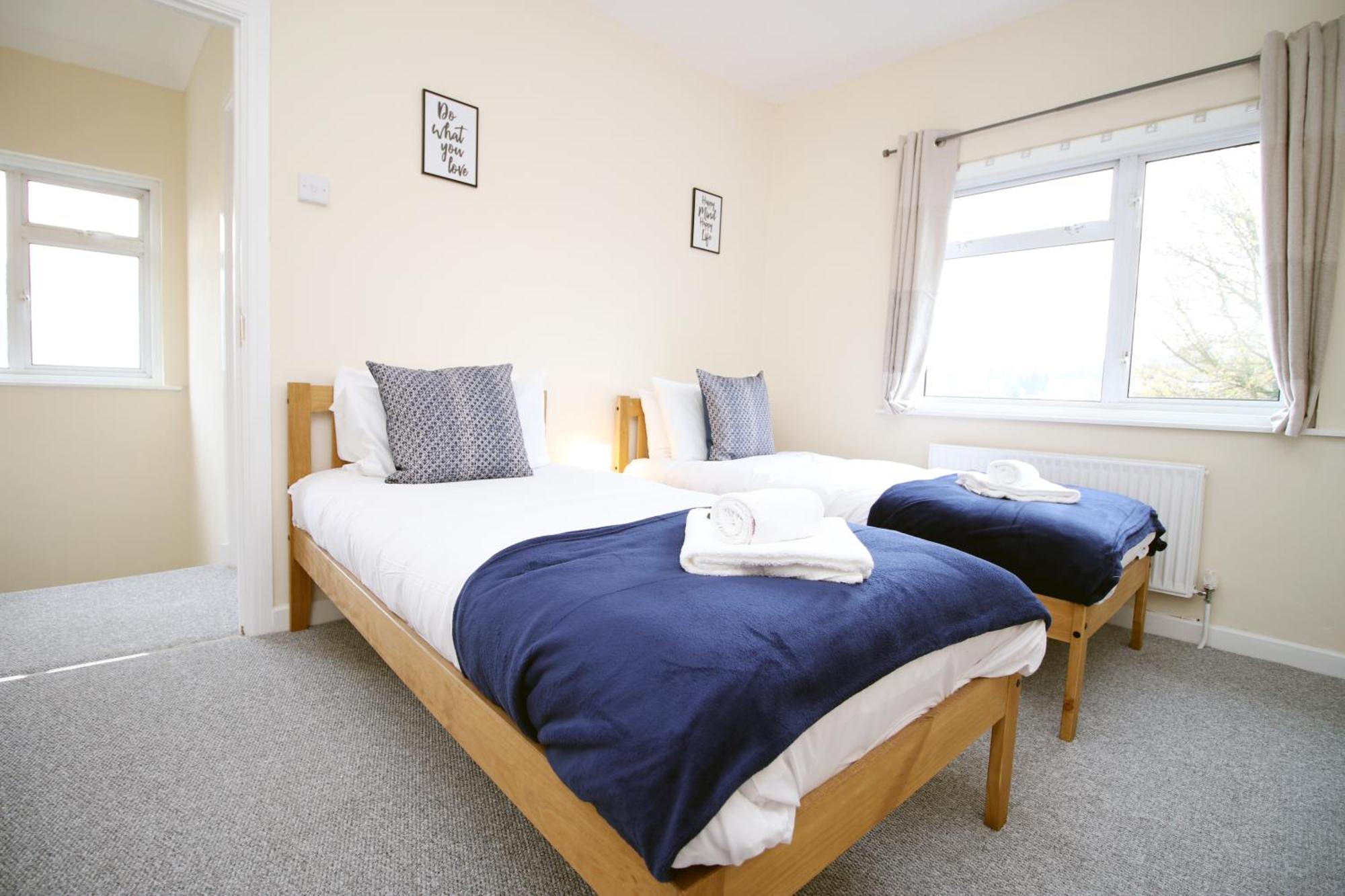 Parkview - Spacious 3 Bed - Parking - Wifi Apartment *