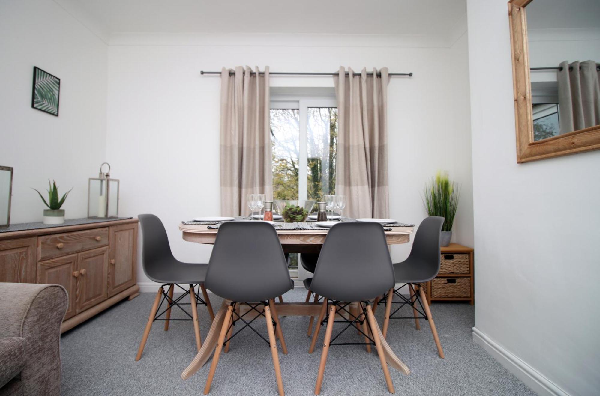 Parkview - Spacious 3 Bed - Parking - Wifi Apartment *
